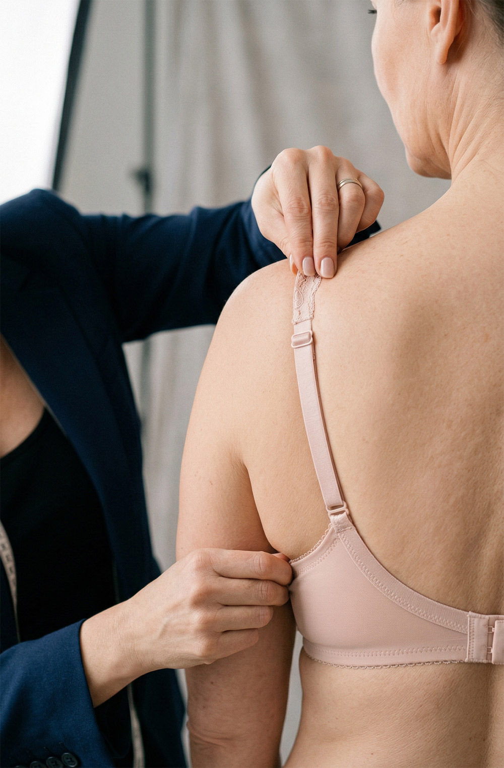 Certyfikowana brafitterka dobiera biustonosz - salon brafittingu Warszawa Marki Ząbki